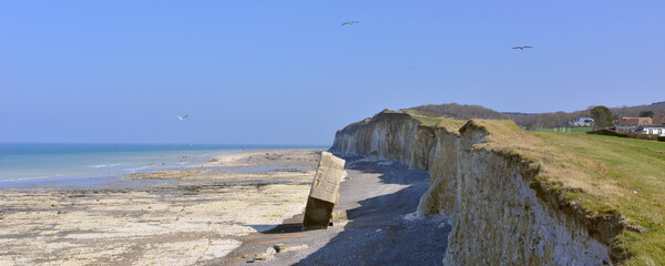 Panoramique le blockhaus planté sur la plage témoigne du recul des falaises à...