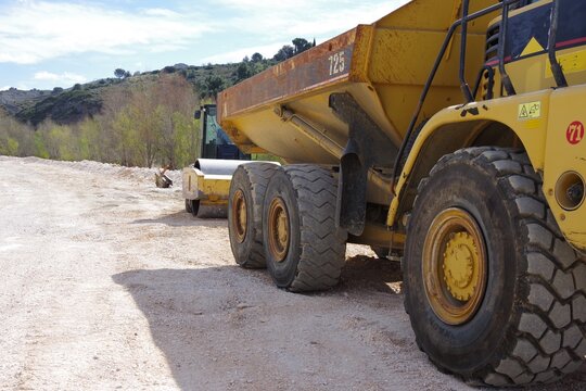 Engin de chantier et de travaux public jaune machines et camions pour faire des routes des autoroutes avec des gros pneus