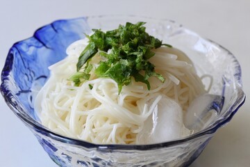 ガラスの器に入った素麺