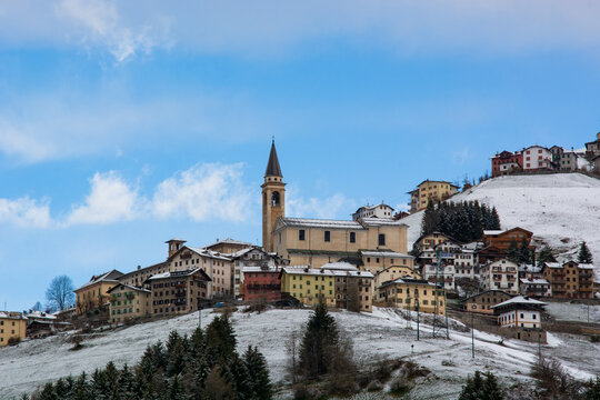 la prima neve a Dosoledo, in Comelico sulle Dolomiti