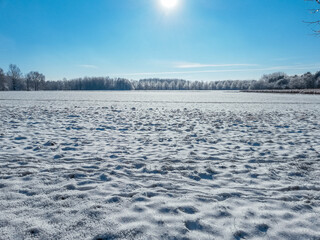 Obraz premium Winter landscape in Braunschweig, Lower Saxony, Germany. Beautiful snow covered Westpark on a sunny day
