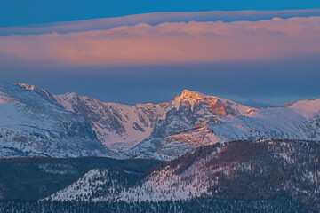 Fototapeta na wymiar Winter landscape at sunrise of the Rocky Mountains, Rocky Mountain National Park, Colorado, USA