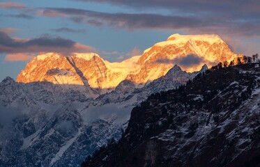 Fototapeta na wymiar evening sunset view from India Himalaya mountain