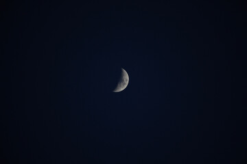 Obraz na płótnie Canvas Brightly shining moon in a cloudless night sky