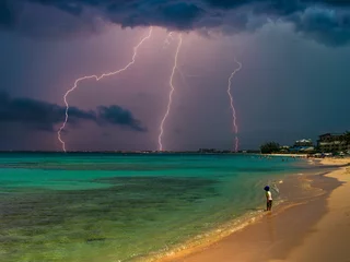 Cercles muraux Plage de Seven Mile, Grand Cayman thunderstorm over Seven Mile Beach
