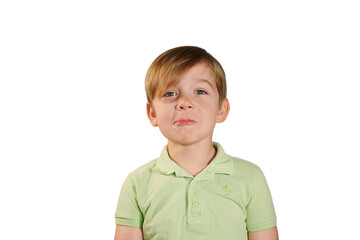 Porträt eines kleinen Jungen auf weißem Hintergrund, der beleidigt und  verärgert ist 