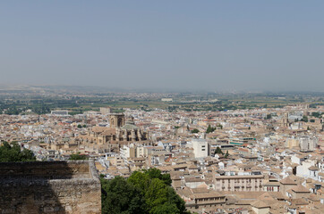 Fototapeta na wymiar Vue générale de Grenade en Espagne depuis les collines autour du site de l'Alhambra