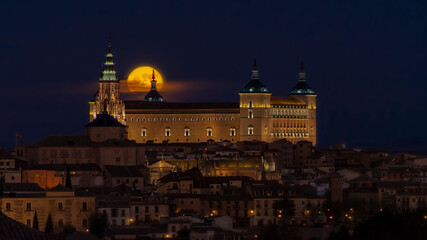 Fototapeta na wymiar Luna llena sobre el Alcázar de Toledo