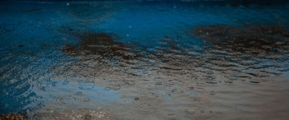 texture of circles on the water in the rain