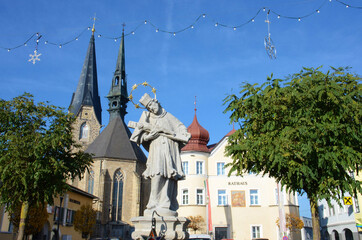 Kirchturm und Marktplatz von Bad Leonfelden im Herbst, Österreich, Europa - Church tower and...