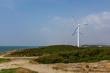 海岸に並ぶ風力発電風車