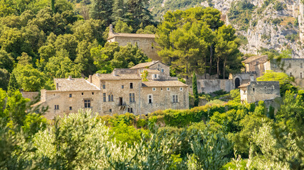 Obraz premium Goult in Provence, village perched on the mountain, typical street 