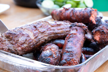 Todo listo en la mesa, carne, longaniza y Chistorra