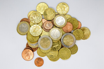 Viele Euro Cent Münzen von oben gesehen.