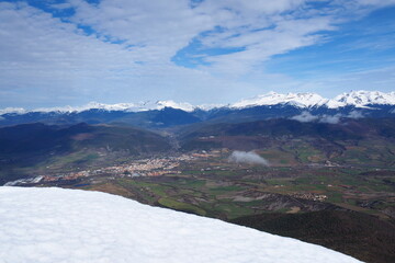 Vistas desde el alto de una montaña en tiempo invernal