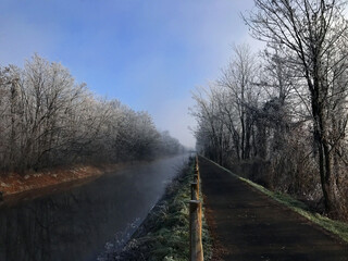 Obraz na płótnie Canvas Canal in winter