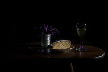 Torta margherita, violette appena raccolte e digestivo