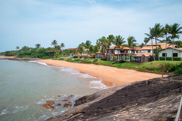 Costa de playa del caribe con casas lujosas y palmeras