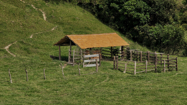 velho cural abandonado de fazenda 