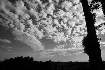 Himmel mit Schäfchenwolken und Riegersburg im Hintergrund