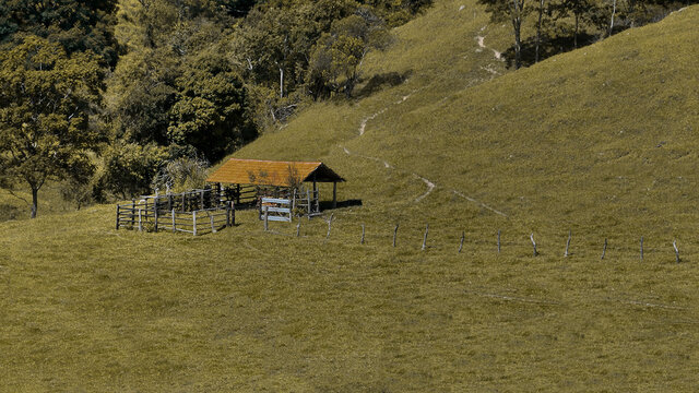 velho cural abandonado de fazenda 