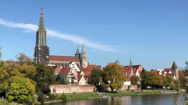 Blick auf die Stadt Ulm mit dem Ulmer M&uuml;nster, Deutschland 