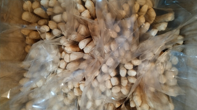 Deliciosos grisines integrales en bolsas vistos desde arriba. Palitos de pan crujientes.