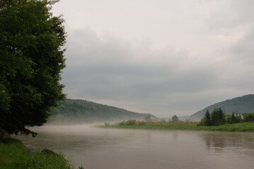 Rzeka San latem we mgle