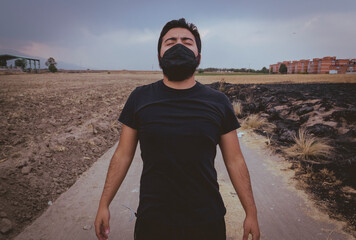 Hombre mexicano joven con cubrebocas en la pandemia covid-19