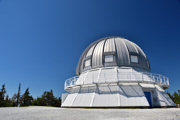 Obraz premium Mont-Megantic National Park Astronomical observatory, Astrolab, clear blue sky