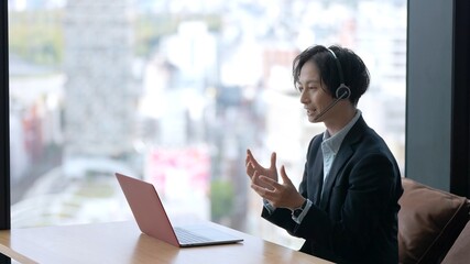 Fototapeta premium パソコンでリモートワークをするビジネスマン