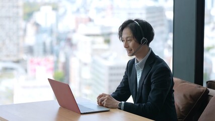 Fototapeta premium パソコンでリモートワークをするビジネスマン