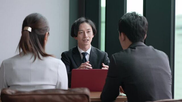 オフィスでミーティングをする人々