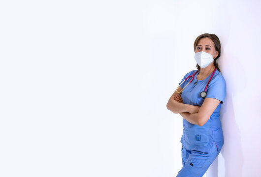 profesionista medico latina joven cirujana con espacio para logotipo  o tipograf&iacute;a 