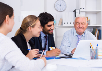 Obraz premium Colleagues are working together at computer in the office.