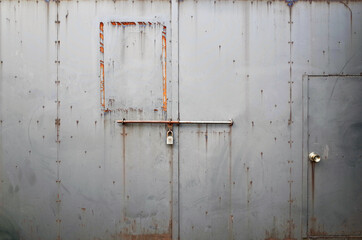 汚れた壁　鍵とドア