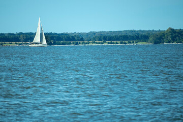 Obraz premium A sailboat on the river 