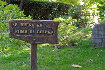 Sign indicating in spanish: Please do not step on the grass.