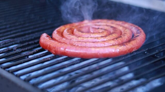 Longaniza espa&ntilde;ola jugosa y asada en parrilla