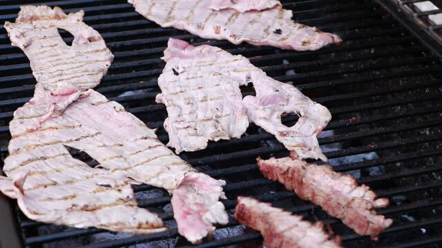 Preparando carne en la parrilla con carb&oacute;n