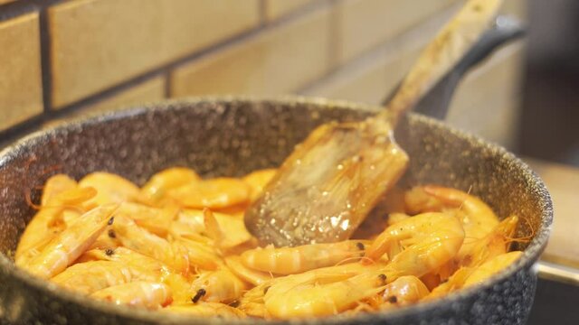 Succulent shrimp medium-sized par fried in a pan