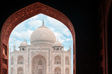 Fototapeta na wymiar View of the Taj Mahal Palace through the arch