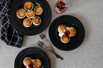 Obraz na płótnie Canvas cheesecakes with strawberry jam on a plate