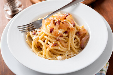 Piatto di deliziosi bucatini alla carbonara, Cucina Italiana