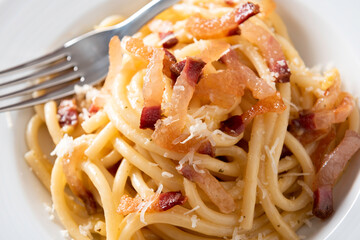 Piatto di deliziosi bucatini alla carbonara, Cucina Italiana