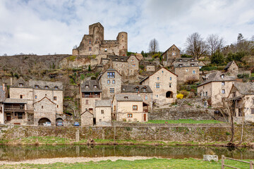 Vue du village de Belcastel dans le département de l'Aveyron en Occitanie - France