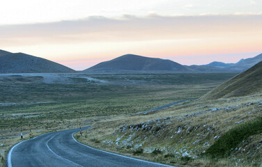 Montagna italiana sentieri rocce veduta campo imperatore abruzzo