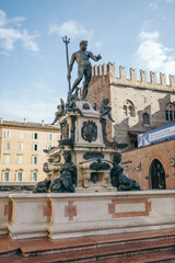 Obraz premium A statue in front of Fountain of Neptune, Bologna