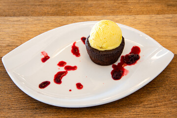 Brownie con helado de vainilla