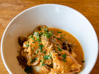 Pollo en salsa de champiñones